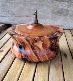 Boite en pommier + couvercle cerisier + fleuron Ipé